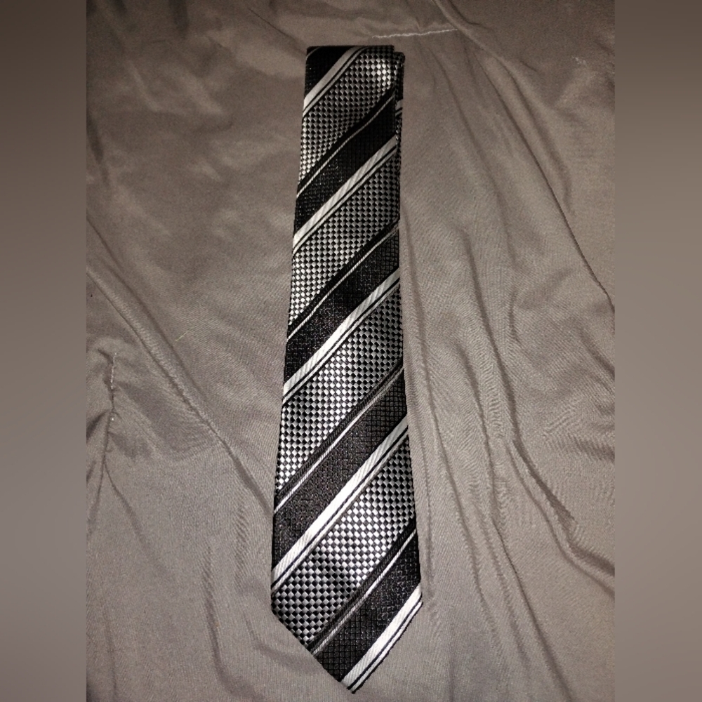 Hisdern Handmade Bold Black and Silver Striped Tie